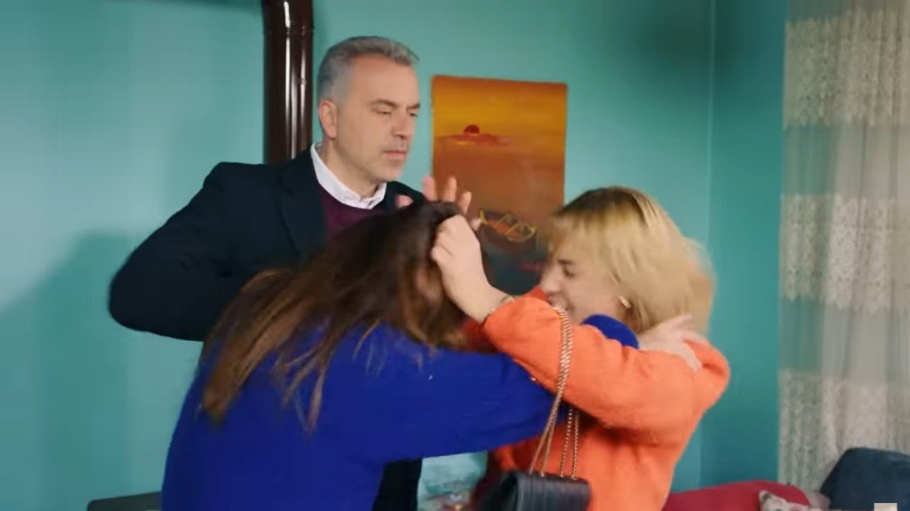 Bulent próbuje rozdzielić walczące Gonul i Belkis.