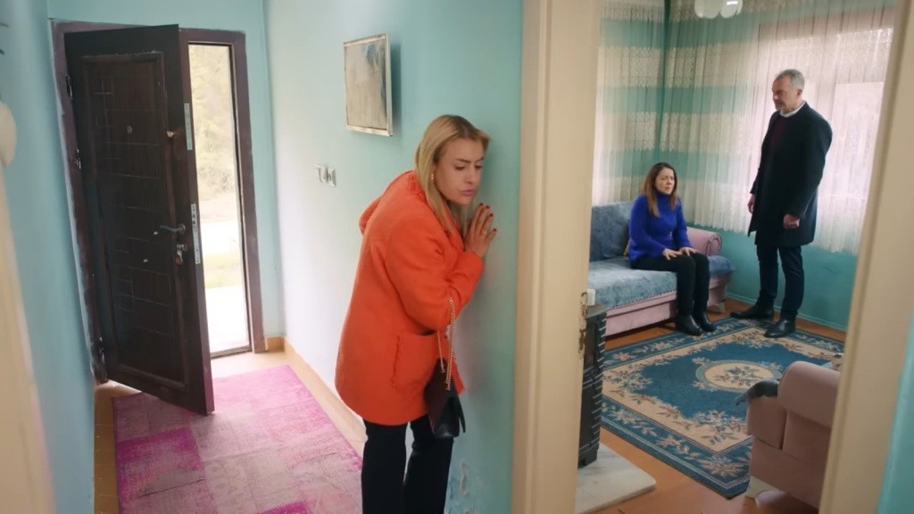 Belkis podsłuchuje rozmowę Bulenta i Gonul w pokoju.