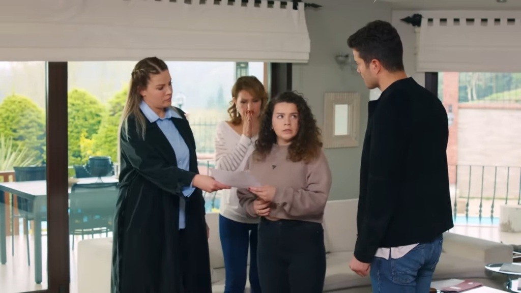 Scena w salonie. Inspektor Cansu pokazuje Melis zdjęcia z monitoringu. Dziewczyna kieruje przestraszone spojrzenie na Egego. Za jej plecami znajduje się Feraye, składająca ręce jak do modlitwy.