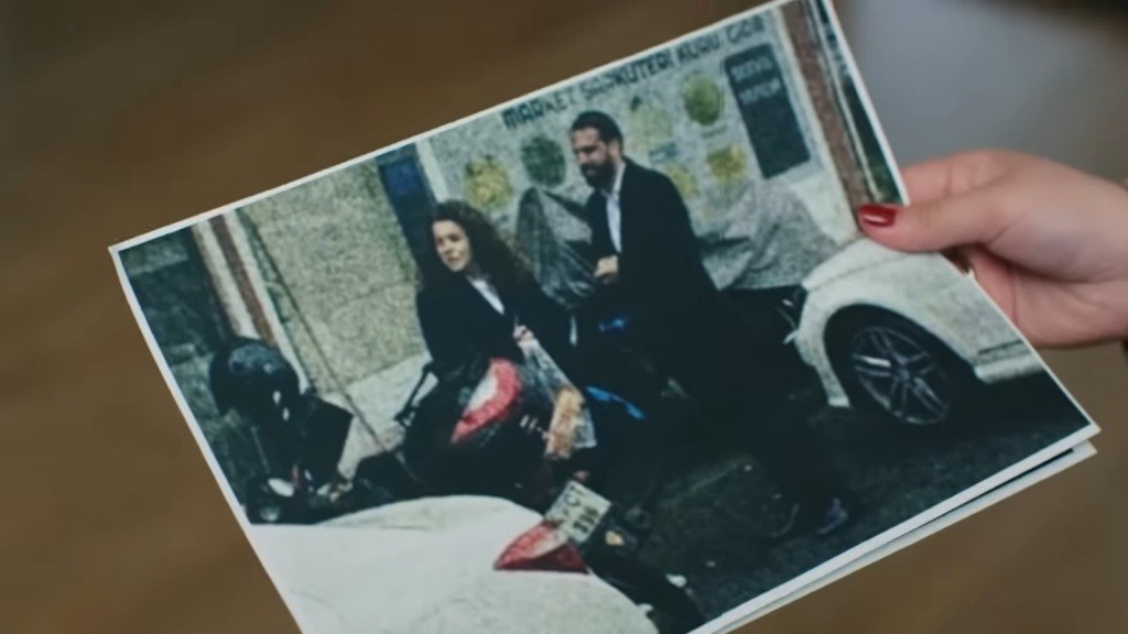 Policyjne zdjęcie, na którym znajduje się Melis i ofiara morderstwa.