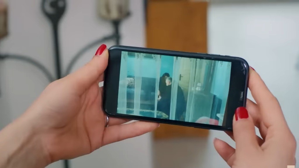 Zbliżenie na ekran telefonu z nagraniem.