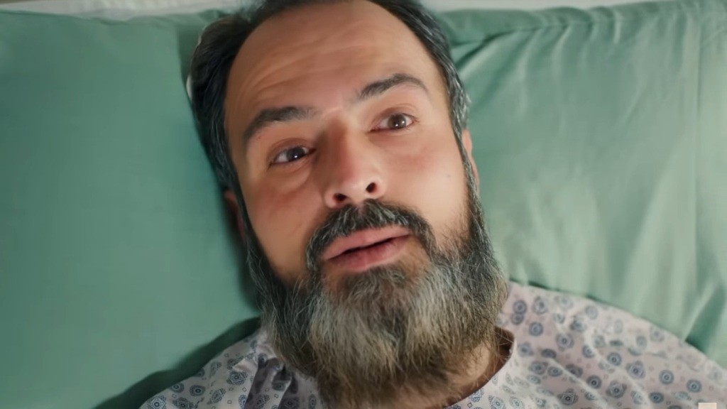 Ragip otwiera oczy na szpitalnym łóżku.