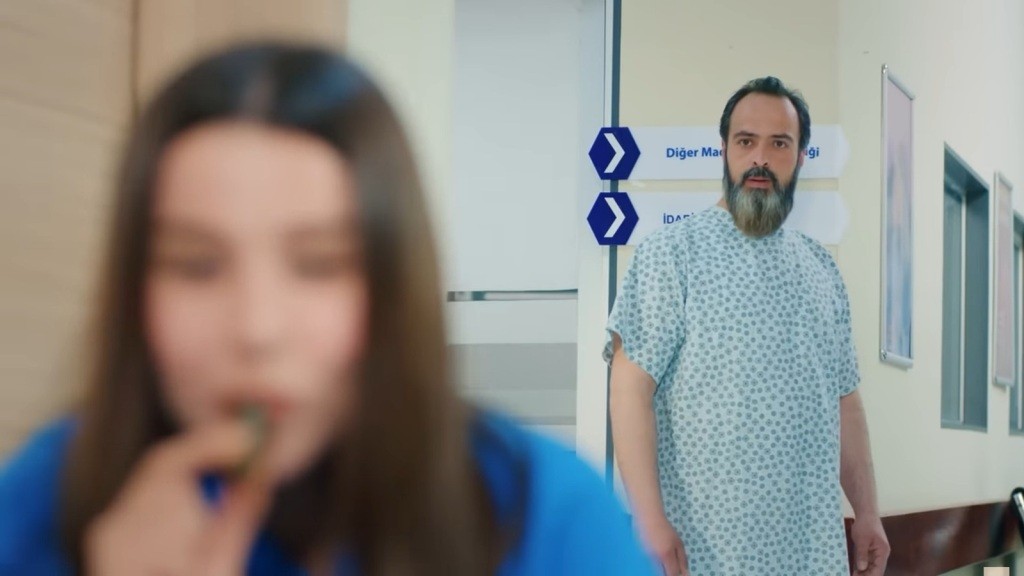 Ragip z zaskoczeniem wpatruje się w Zeynep, odwróconą do niego plecami.