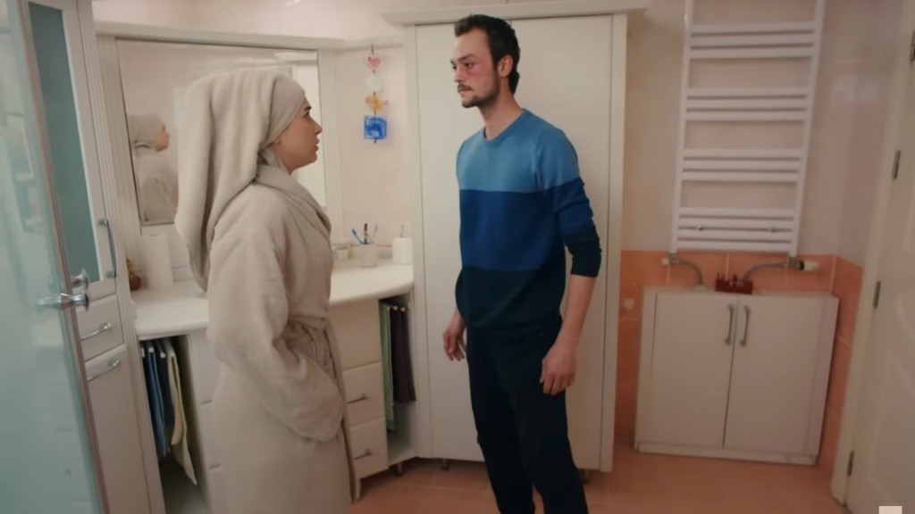Alper stoi twarzą w twarz z Silą w łazience.