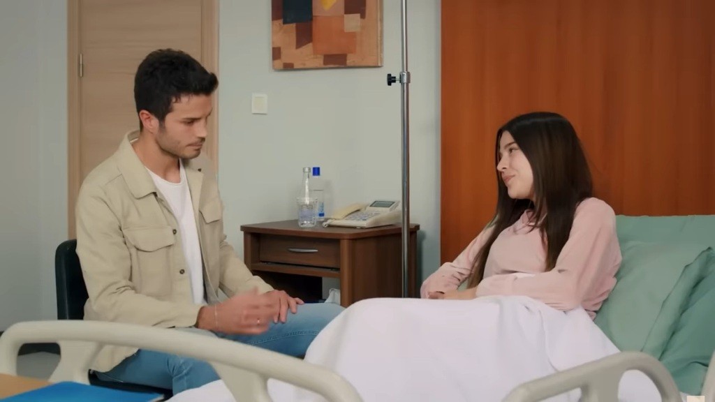 Ege odwiedza Zeynep w szpitalu.
