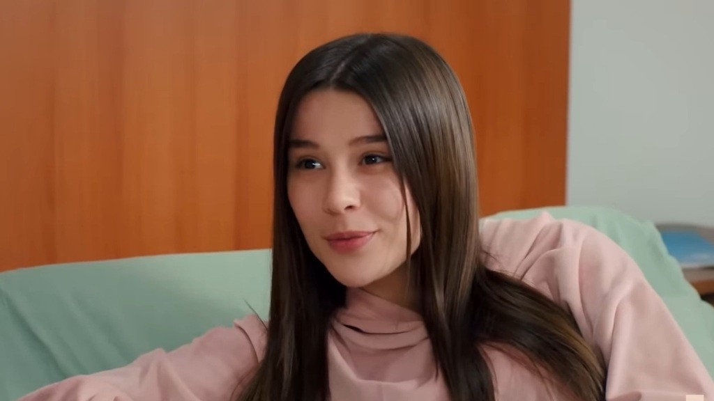 Zeynep uśmiecha się podczas rozmowy z Ege w szpitalu.