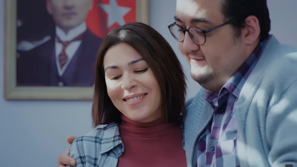 Zbliżenie na szczęśliwe twarze Ibrahima i Kary.