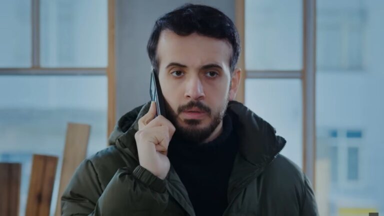 Mert rozmawia przez telefon. Sprawia wrażenie poruszonego.