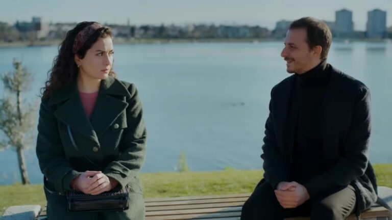 Aynur siedzi w Kivancem na ławce na wybrzeżu.