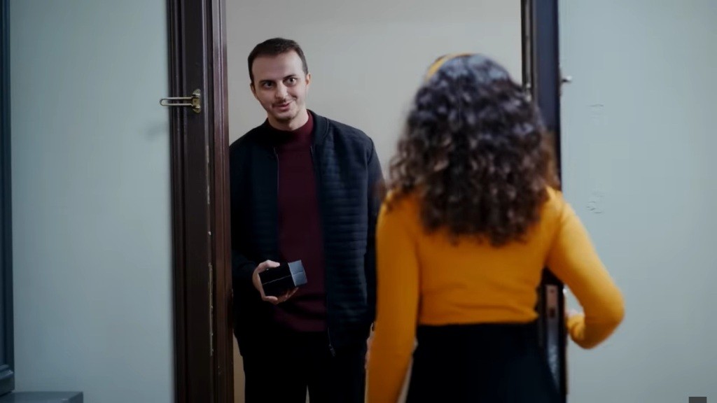 Kivanc przynosi Aynur naprawiony zegarek.