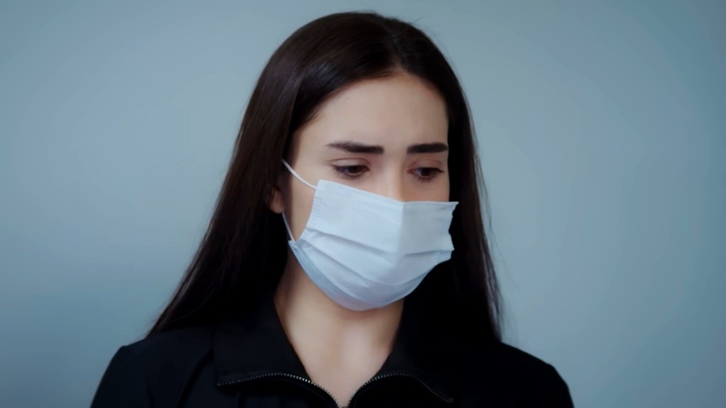 Nazli w maseczce.