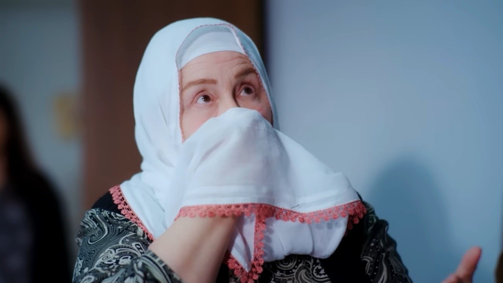 Cennet zakrywa usta i nos chustą, by się nie zarazić.