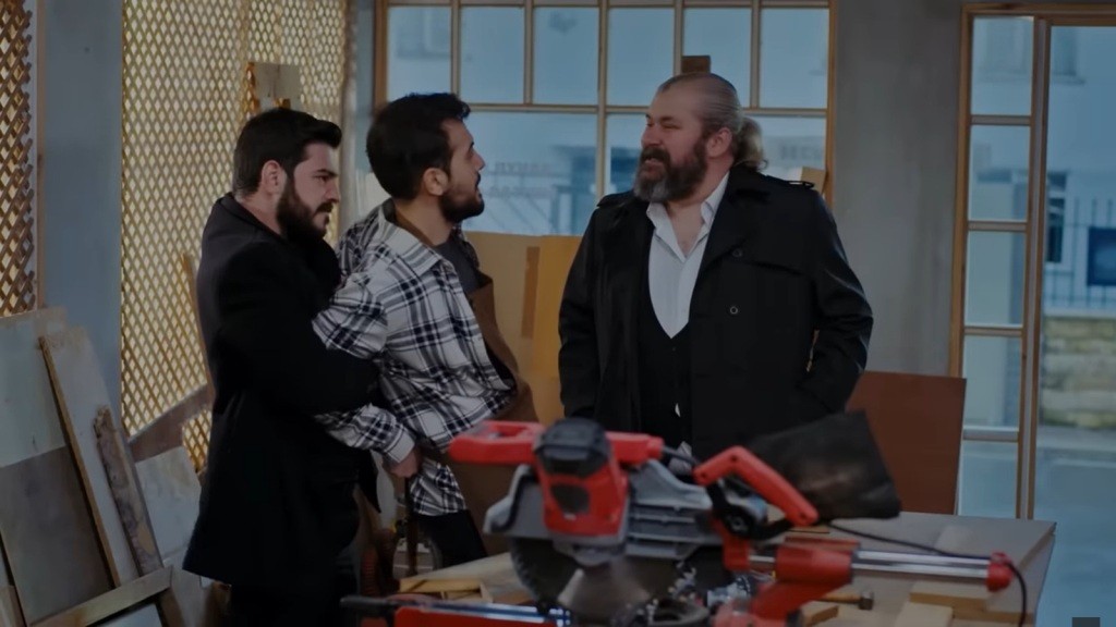 Bandzior wykręca ręce Merta, przed którym stoi Sedat.