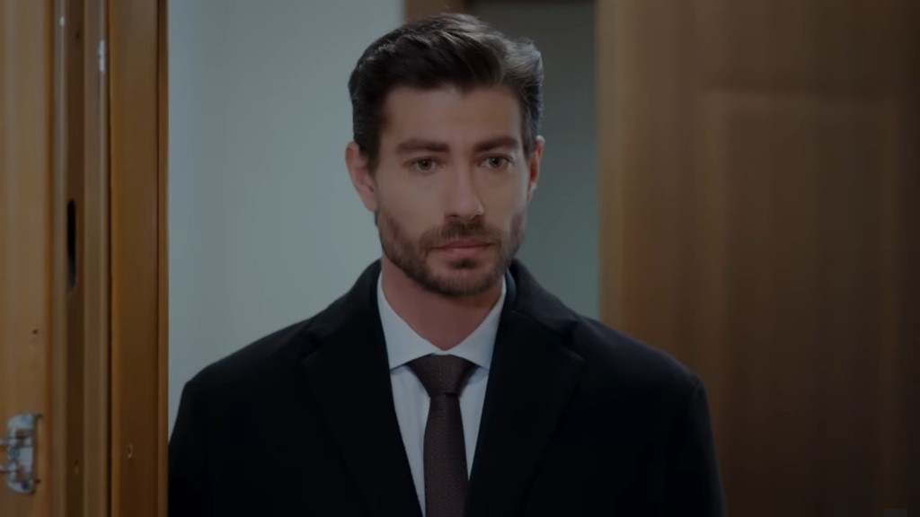Sinan stoi przed drzwiami mieszkania Aynur.