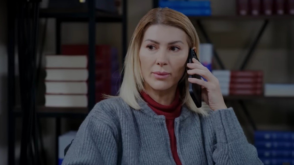 Isil rozmawia przez telefon.
