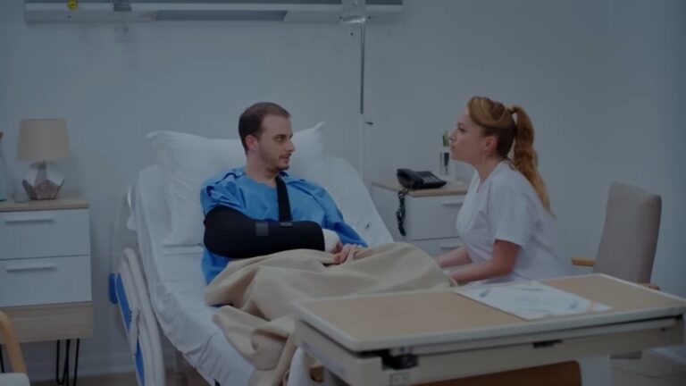 Pielęgniarka siedzi przy łóżku Kivanca.