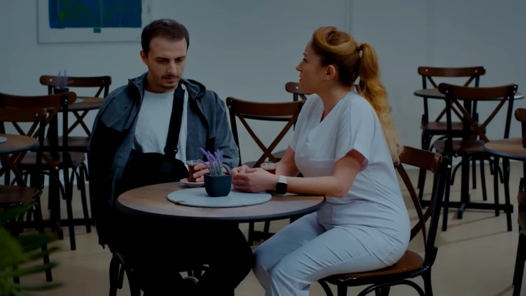 Kivanc i Betul rozmawia przy herbacie w stołówce.