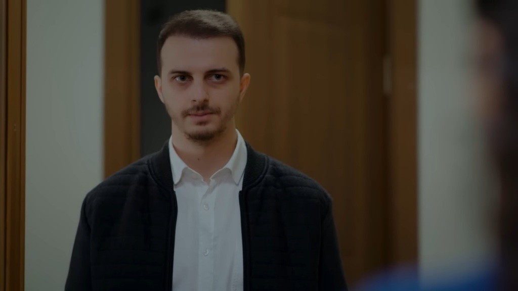 Kivanc przed drzwiami mieszkania Aynur.
