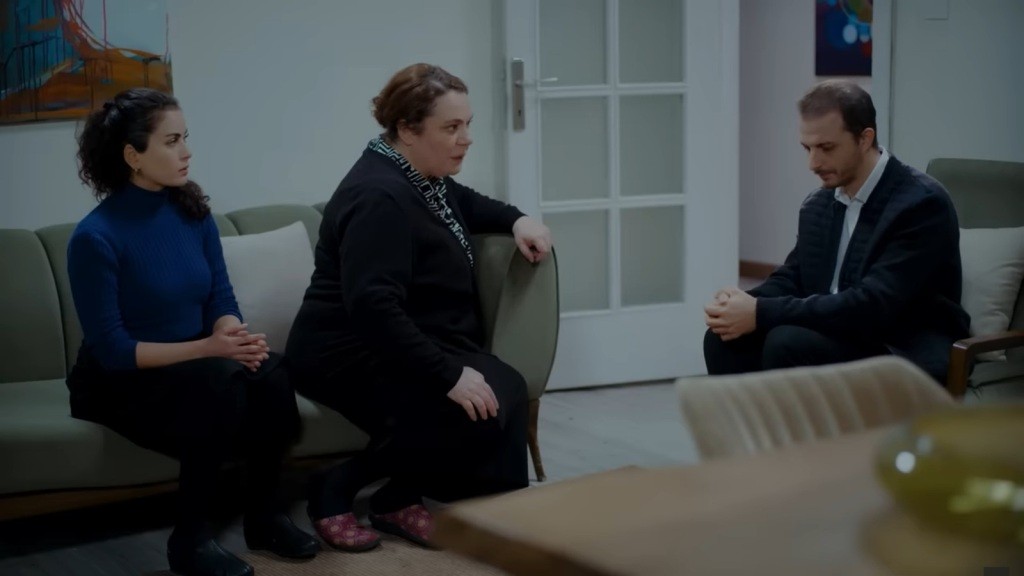 Aynur, Adalet i Kivanc w salonie.