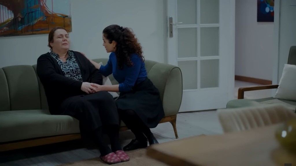 Aynur stara się uspokoić Adalet.