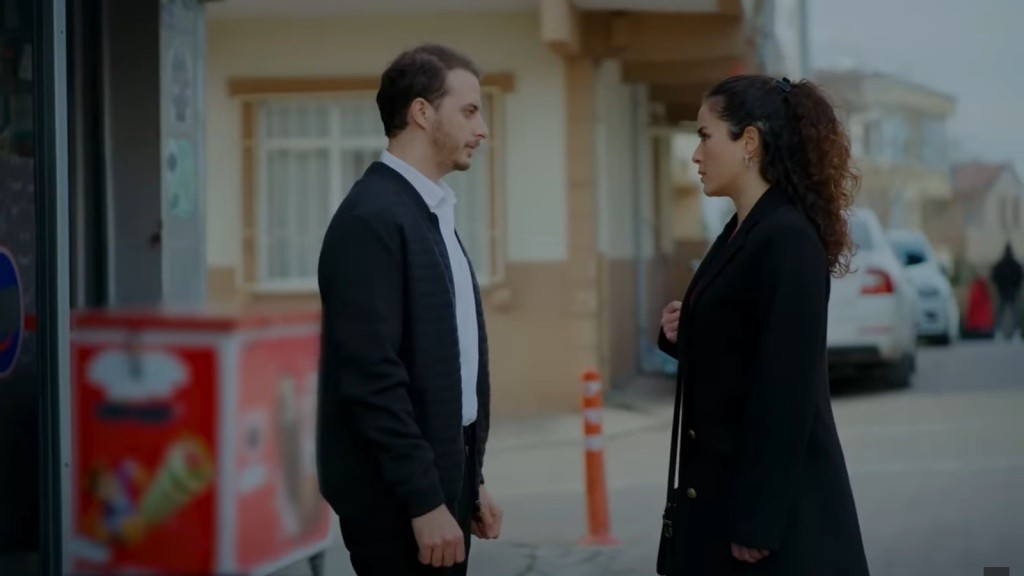 Aynur rozmawia z Kivancem przed sklepem.