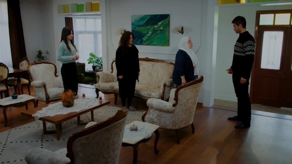 Poyraz stoi w wejściu do salonu. Przed nim, jedna za drugą, stoją Cennet, Cansel i Sibel.