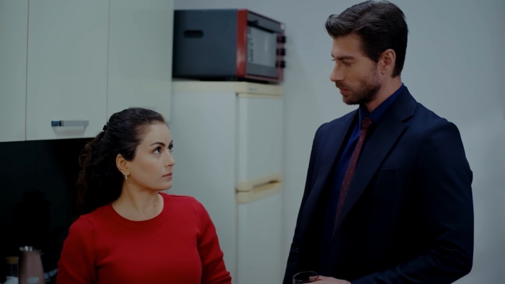 Aynur i Sinan rozmawiają w kuchni.
