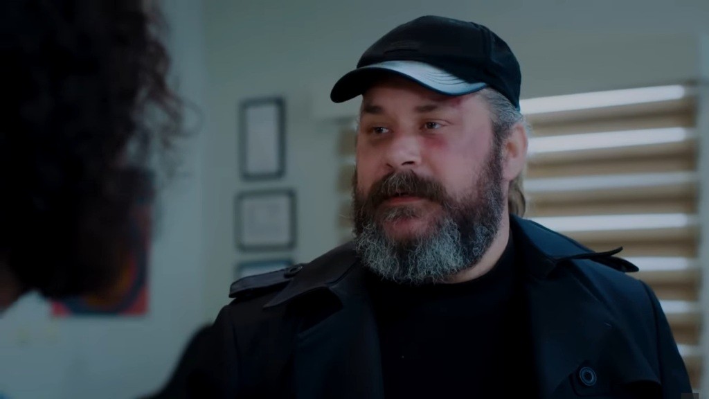 Sedat Yalcin w czapce z daszkiem.