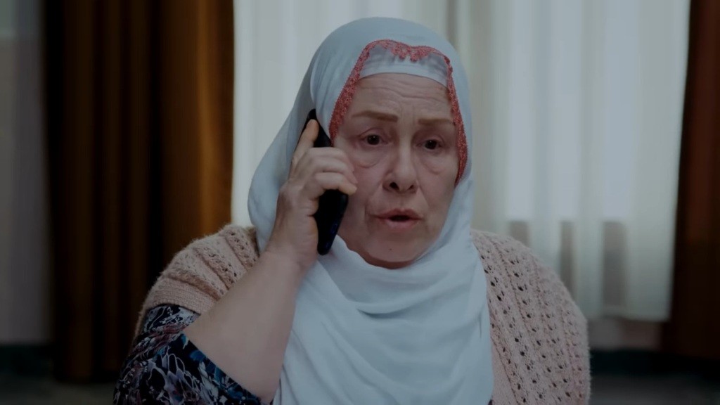 Cennet rozmawia przez telefon. Jest wyraźnie zmartwiona.