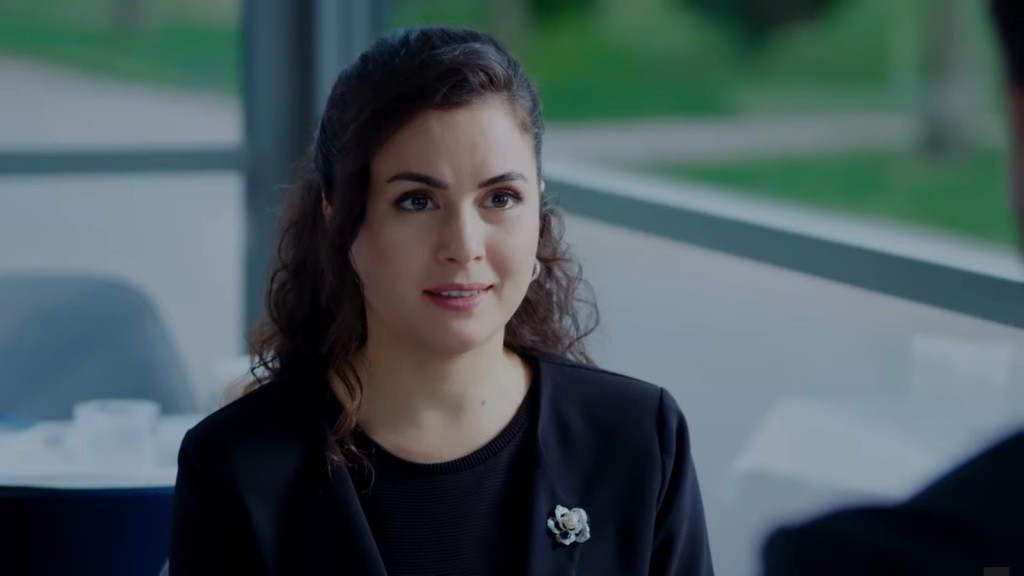 Aynur podczas spotkania w restauracji z Sinanem.