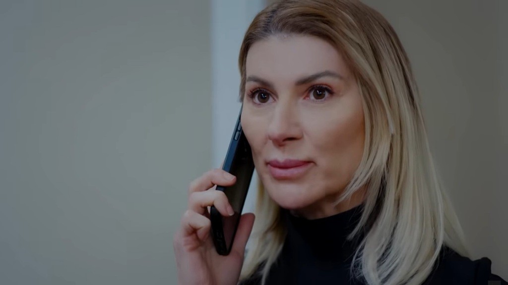 Isil rozmawia przez telefon.