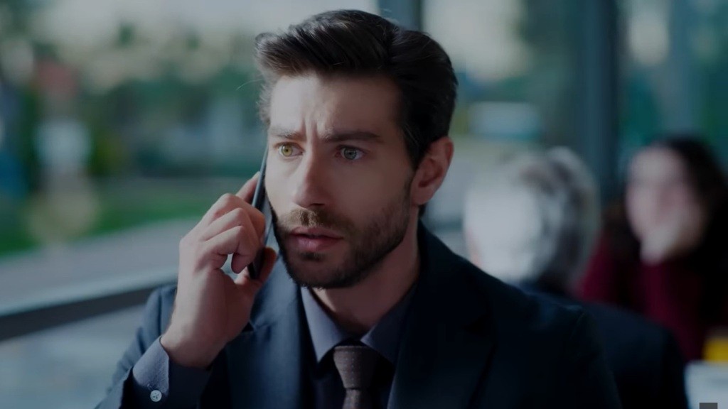 Sinan jest przerażony, gdy rozmawia przez telefon.