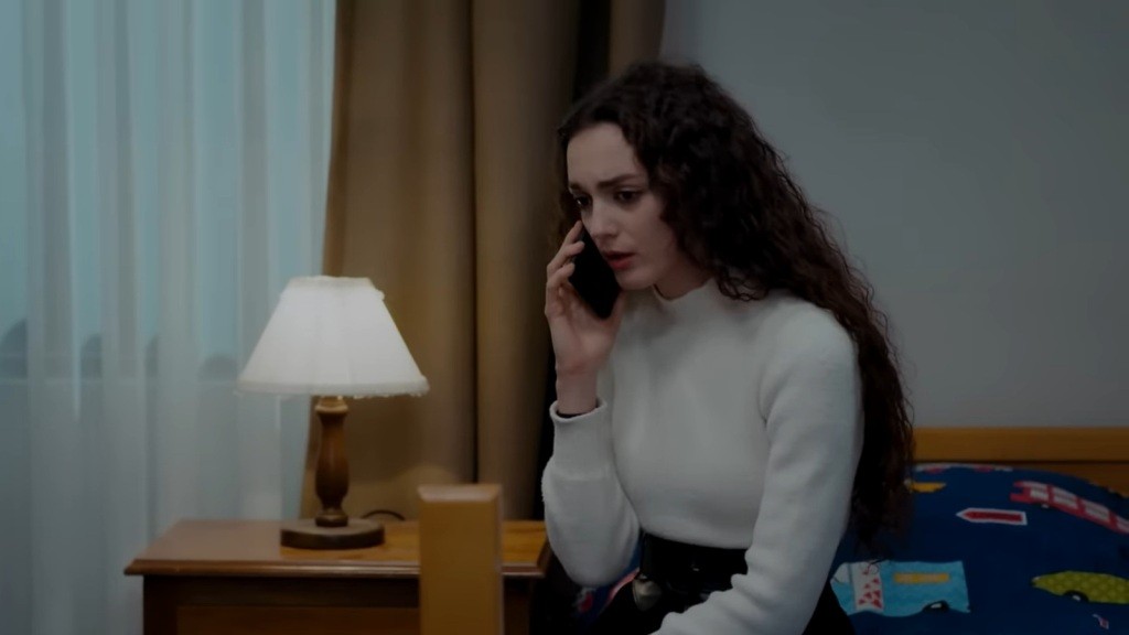 Nana rozmawia przez telefon.