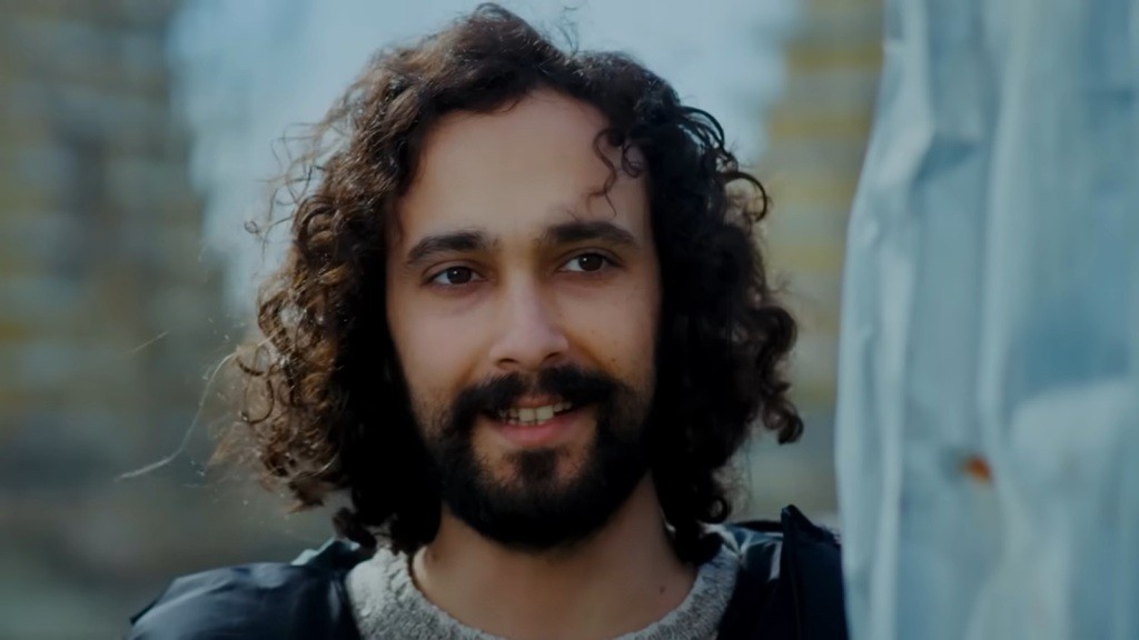 Semih uśmiecha się przebiegle.