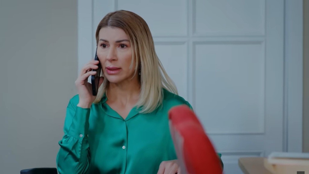 Isil rozmawia przez telefon.