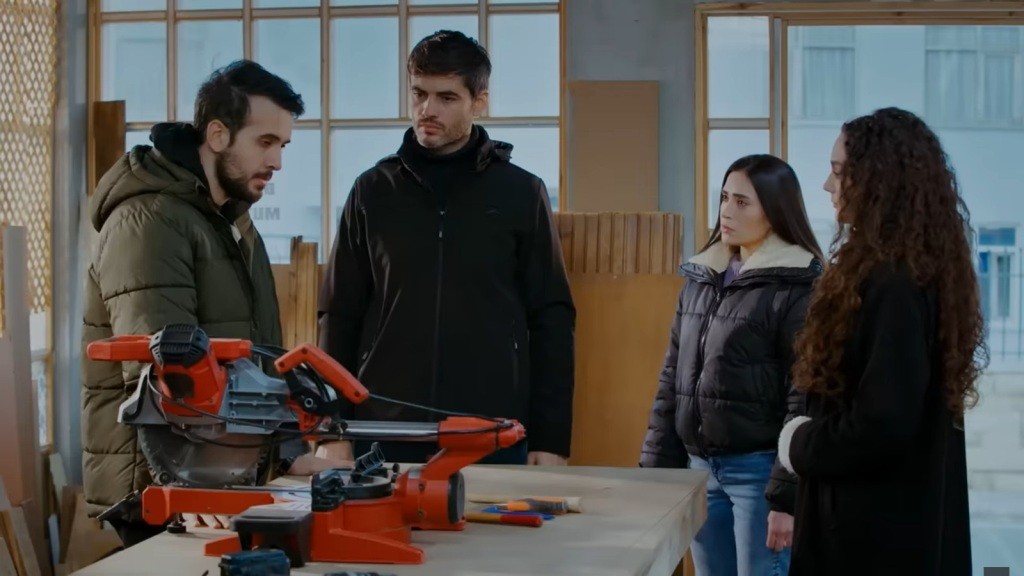 Mert, Poyraz, Nazli i Nana przeprowadzają naradę w warsztacie.