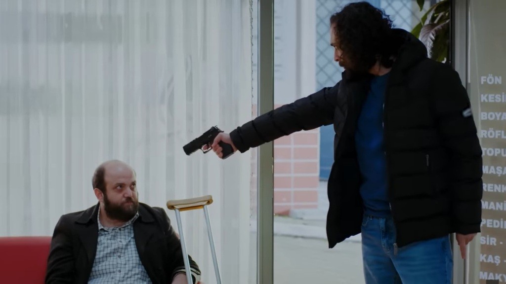 Semih trzyma Sahina na muszce.