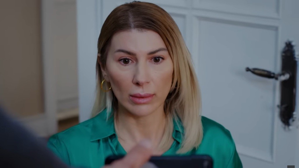 Isil wpatruje się w ekran telefonu syna. Na jej twarzy maluje się przerażenie.