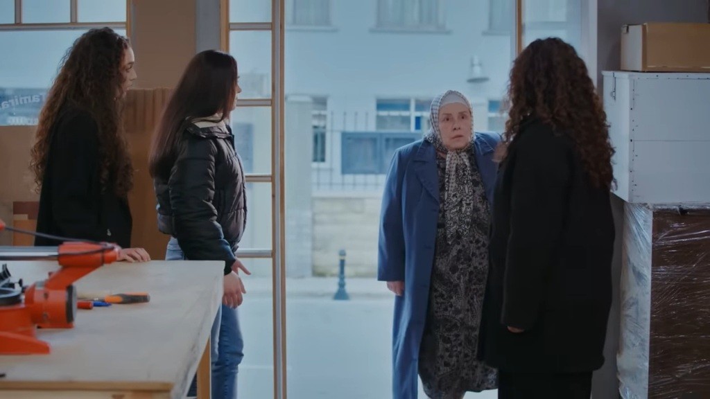 Cennet stoi w wejściu do warsztatu i wbija mordercze spojrzenie w Cansel.