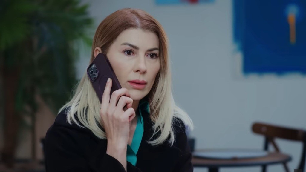 Isil rozmawia przez telefon w kawiarni.