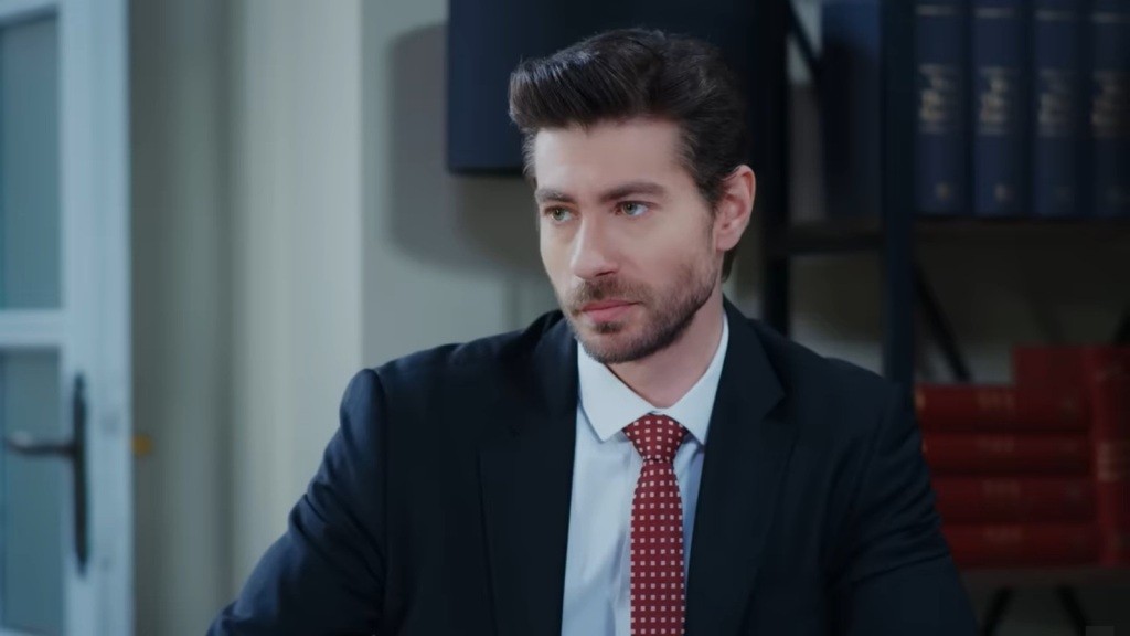 Sinan spogląda na Aynur maślanymi oczami.