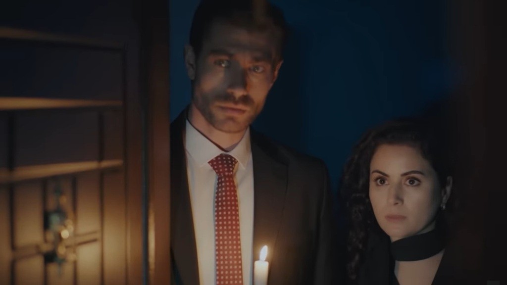 Sinan i Aynur przy drzwiach.
