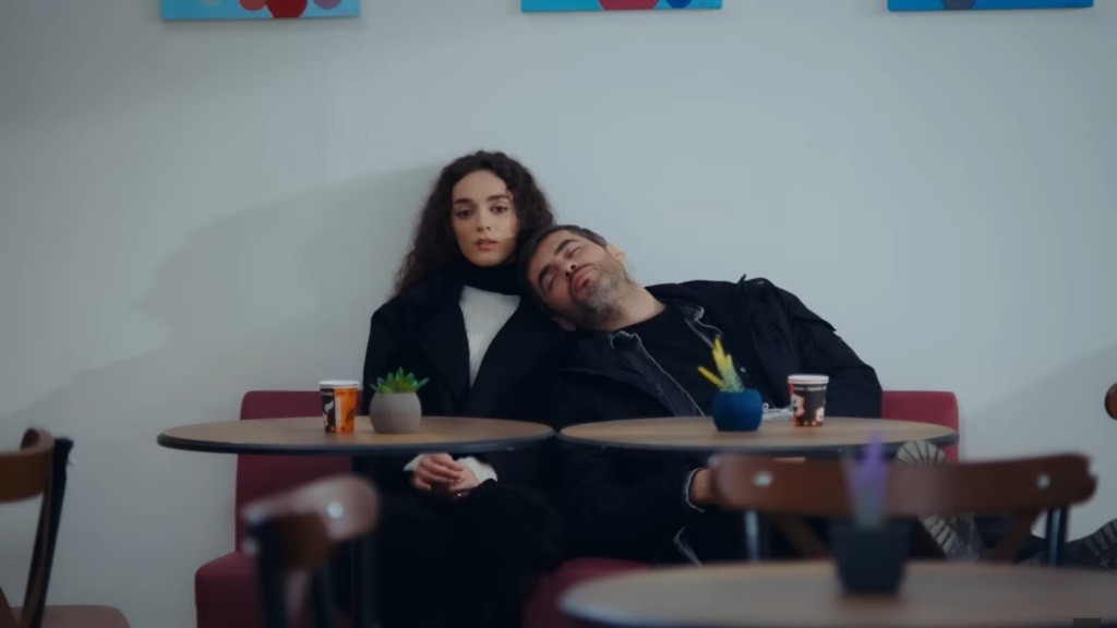 Poyraz zasnął na ramieniu Nany.