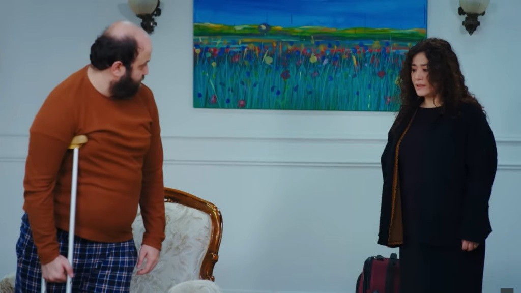 Cansel opuszcza dom z walizką w ręku. Sahin patrzy na nią, stojąc o kuli.