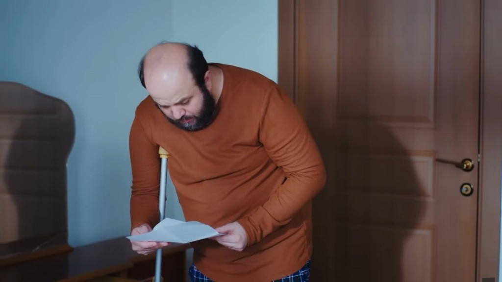 Sahin znajduje list pożegnalny od Cansel.