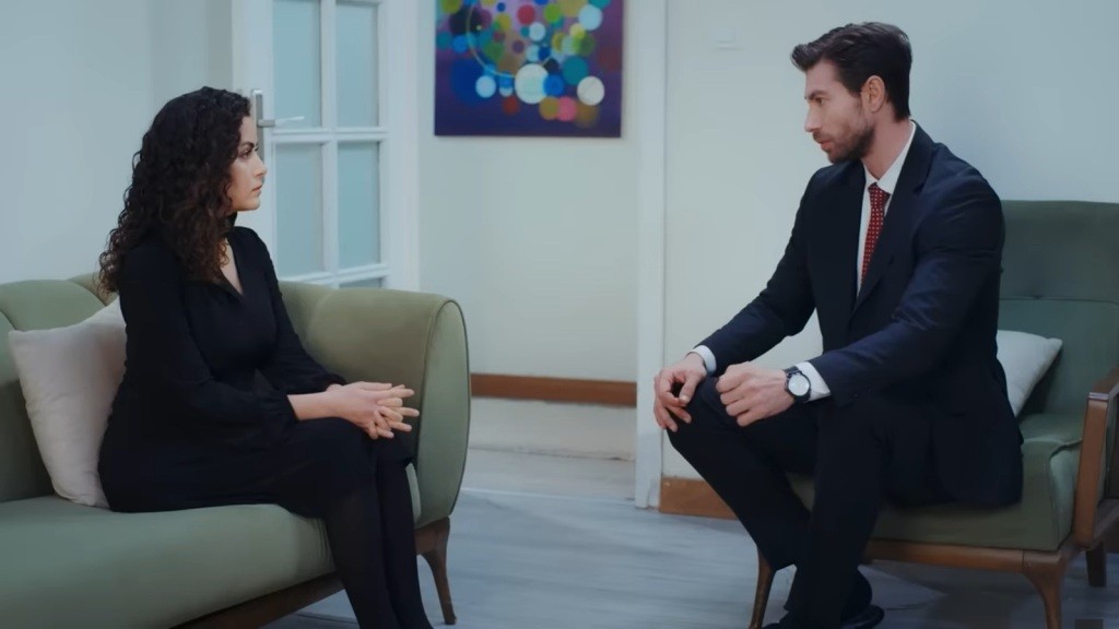 Aynur i Sinan rozmawiają w salonie.