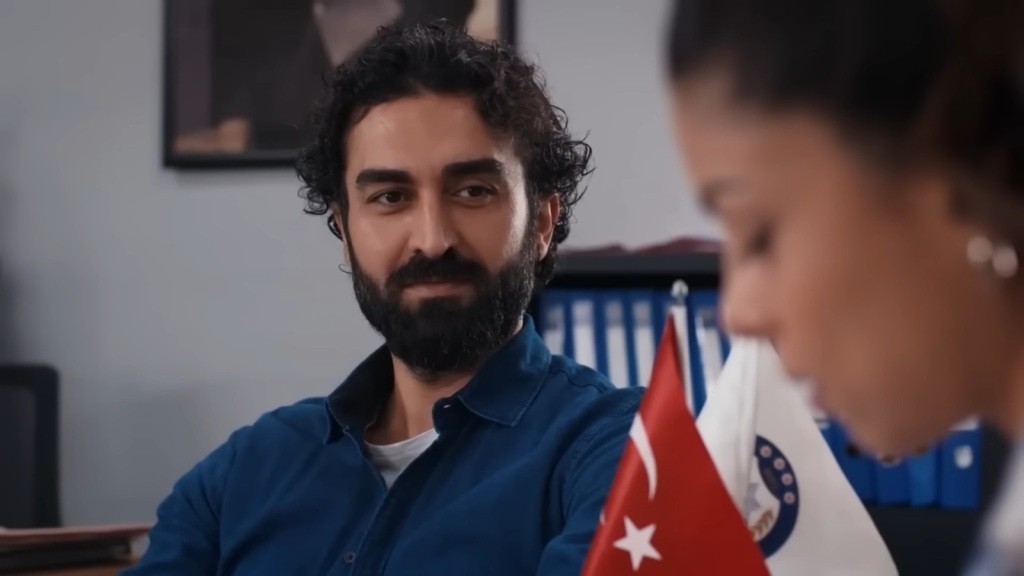 Ferit spogląda z uśmiechem na Ayse.