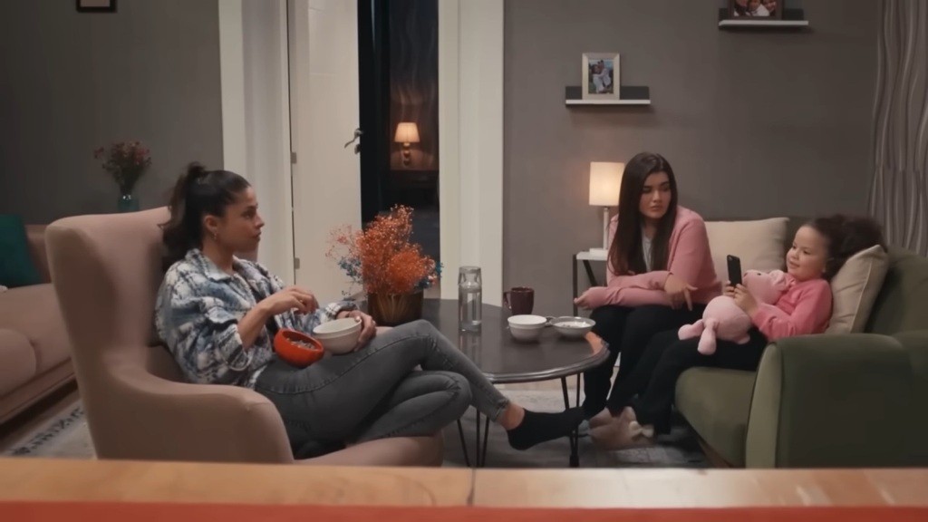 Ayse, Nese i Doga spędzają czas wieczorem w salonie.