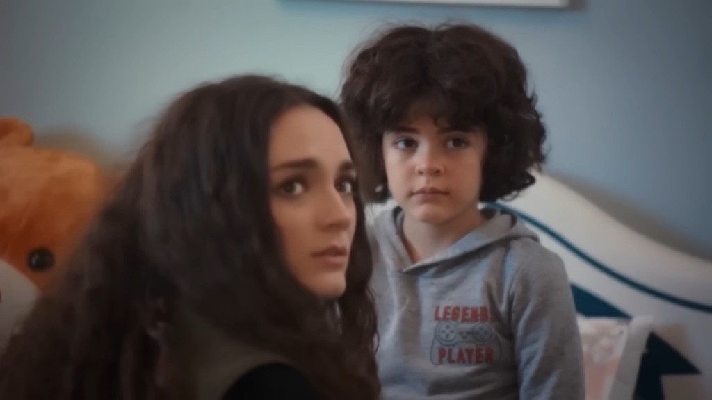 Nana i Yusuf patrzą w jednym kierunku.