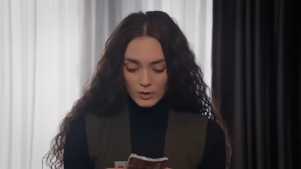 Nana trzyma dokumenty w rękach.